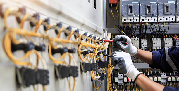 Professional Electrician technician working in Lincoln County County, NE